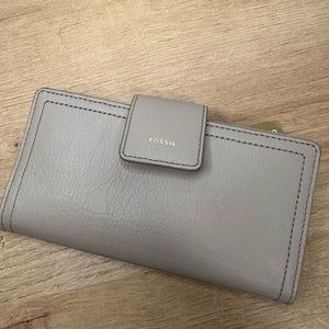 NWT Fossil Logan leather wallet